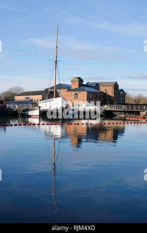 Baggerarbeiten im Becken von Gloucester Docks auf der Gloucester und Schärfe Canal Stockfoto