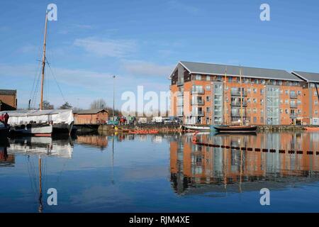 Baggerarbeiten im Becken von Gloucester Docks auf der Gloucester und Schärfe Canal Stockfoto