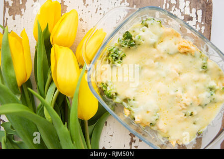 Helle Auflauf mit Brokkoli, Käse und Rahm, close-up Stockfoto