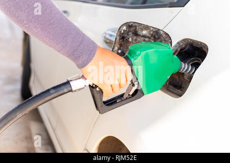 Closeup hand Zapfpistole Öl für Auto in Tankstelle zu tanken. Stockfoto