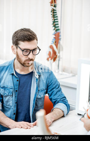 Mann mit den traurigen Emotionen während der medizinischen Beratung an der Therapeut Büro Stockfoto