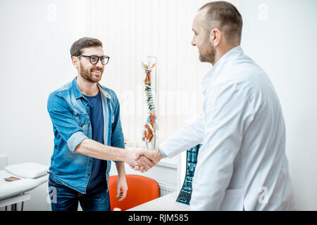 Der Mensch als Patient Handshake mit dem Leitenden Arzt, Therapeut Büro Stockfoto