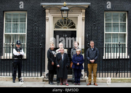 Jeremy Corbyn & andere außerhalb Downing Street 10, Brief an Premierminister für den Rückzug der britischen Truppen aus Afghanistan. 07. Oktober 12. Stockfoto