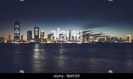 Jersey City Skyline bei Nacht, Farbe Tonen angewendet, USA. Stockfoto