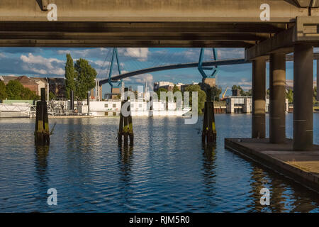 Anzeigen unter einer Brücke im Hamburger Hafen mit Köhlbrandbrücke im Hintergrund Stockfoto