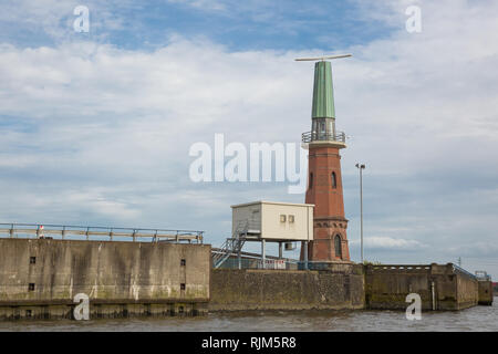 Leuchtturm und Radar Turm im Hafen an der Elbe Stockfoto