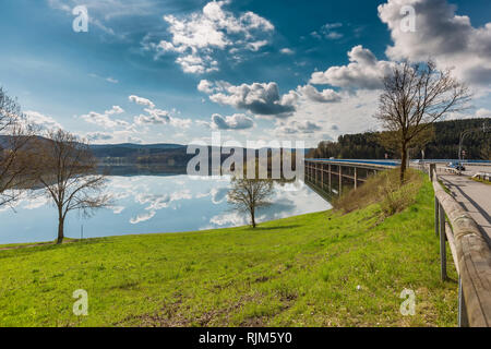 Straße und Brücke über den Biggesee im Frühjahr Stockfoto