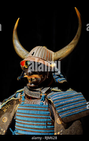 Alte japanische Samurai Rüstung, auf schwarzem Hintergrund Stockfoto
