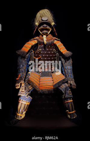 Alte japanische Samurai Rüstung, auf schwarzem Hintergrund Stockfoto