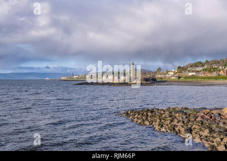 Die Stadt von Largs auf den Firth of Clyde an der Westküste von Schottland. Blick von der Marina in die Stadt vorbei an der Bleistift Denkmal auf einem kalten da Stockfoto