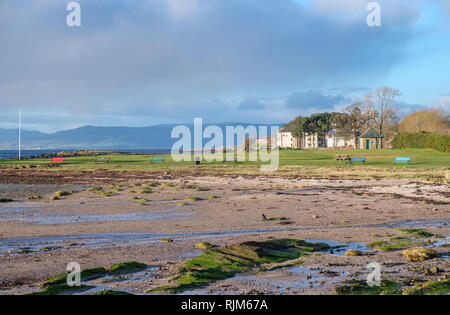 Die Stadt von Largs auf den Firth of Clyde an der Westküste von Schottland. Blick von der Marina in den Rasen hinter dem Bleistift Denkmal auf ein Stockfoto