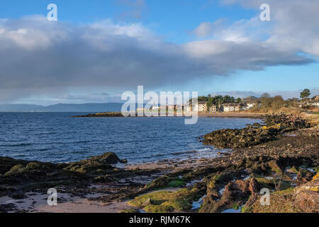 Die Stadt von Largs auf den Firth of Clyde an der Westküste von Schottland. Suche entlang der felsigen Flechten bedeckt Vorland zum Abschleppen von Largs, Stockfoto