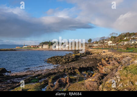 Die Stadt von Largs auf den Firth of Clyde an der Westküste von Schottland. Auf der Suche nach Flechten bedeckten felsigen Küste in der Nähe von Largs. Eine gute Stockfoto