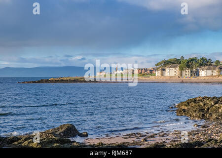 Die Stadt von Largs auf den Firth of Clyde an der Westküste von Schottland. Suchen von Bowencraig und Bleistift zu Fuß in die Stadt selbst auf einem Brig Stockfoto