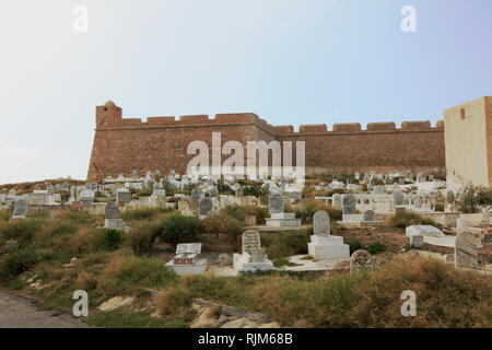 Friedhof neben der Festung Borj El-Kebir osmanischen Ruine Stockfoto