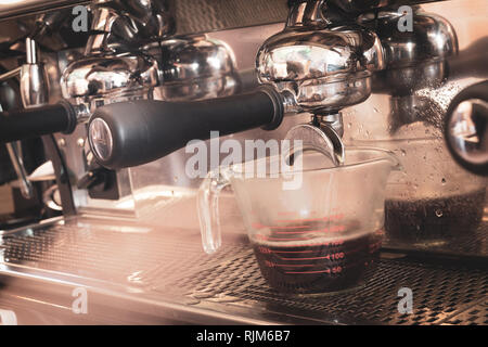 Kaffeemaschine Vorbereitung grüner Tee in Weiß Cup. Stockfoto