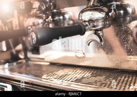 Nahaufnahme bodenlosen fortafilter mit Kaffeemaschine. Stockfoto