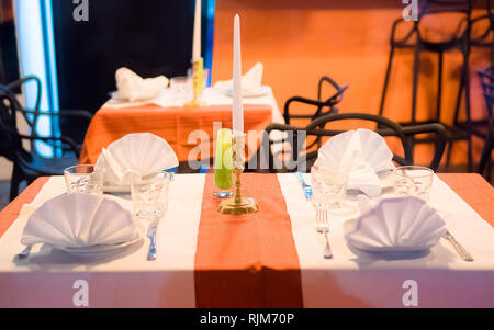 Close up Elegante Tabletop Design für zwei Personen in ein teures Restaurant Stockfoto