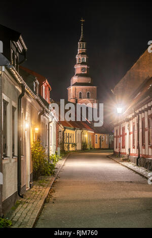 Straße mit kleinen Häusern und der Maria Kirche bei Nacht, Ystad, Skåne, Schweden, Skandinavien Stockfoto