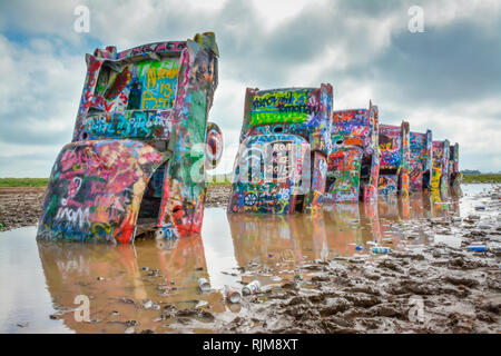 Cadillac Ranch ist eine Kunstinstallation aus alten Cadillacs halb begraben, die Nase nach unten, und sprühen Sie täglich von den Besuchern in der Nähe von Amarillo, TX lackiert Stockfoto