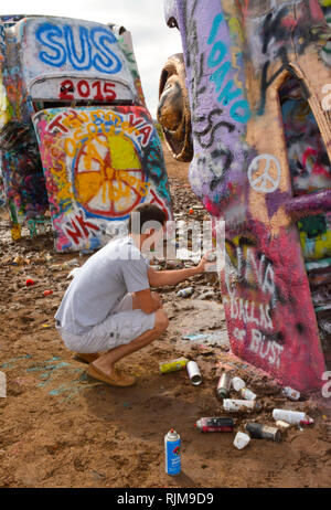 Cadillac Ranch ist eine Kunstinstallation aus alten Cadillacs halb begraben, die Nase nach unten, und sprühen Sie täglich von den Besuchern in der Nähe von Amarillo, TX lackiert Stockfoto