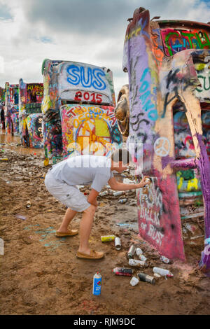 Cadillac Ranch ist eine Kunstinstallation aus alten Cadillacs halb begraben, die Nase nach unten, und sprühen Sie täglich von den Besuchern in der Nähe von Amarillo, TX lackiert Stockfoto