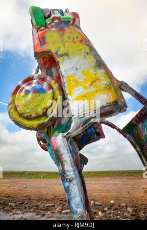 Cadillac Ranch ist eine Kunstinstallation aus alten Cadillacs halb begraben, die Nase nach unten, und sprühen Sie täglich von den Besuchern in der Nähe von Amarillo, TX lackiert Stockfoto