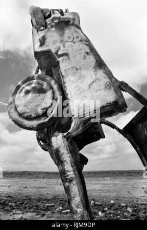 Cadillac Ranch ist eine Kunstinstallation aus alten Cadillacs halb begraben, die Nase nach unten, und sprühen Sie täglich von den Besuchern in der Nähe von Amarillo, TX lackiert Stockfoto