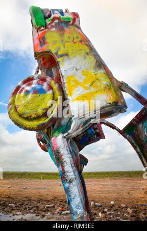 Cadillac Ranch ist eine Kunstinstallation aus alten Cadillacs halb begraben, die Nase nach unten, und sprühen Sie täglich von den Besuchern in der Nähe von Amarillo, TX lackiert Stockfoto