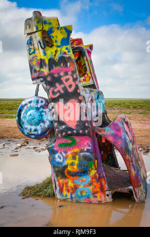 Cadillac Ranch ist eine Kunstinstallation aus alten Cadillacs halb begraben, die Nase nach unten, und sprühen Sie täglich von den Besuchern in der Nähe von Amarillo, TX lackiert Stockfoto