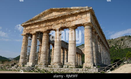 Segesta, Provinz Trapani, Sizilien. Segesta ist einer der am besten erhaltenen und schönsten der griechischen archäologischen Stätten im Mittelmeerraum. Stockfoto