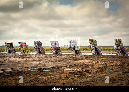 Cadillac Ranch ist eine Kunstinstallation aus alten Cadillacs halb begraben, die Nase nach unten, und sprühen Sie täglich von den Besuchern in der Nähe von Amarillo, TX lackiert Stockfoto