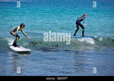 Kinder surfen Stockfoto