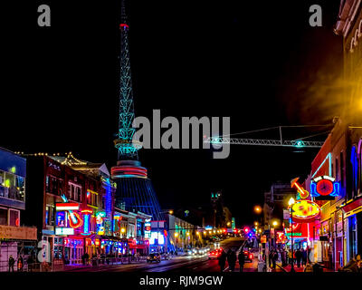 Menschenmassen genießen die abendliche Aktivitäten am Broadway in Nashville, TN Stockfoto