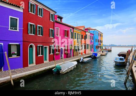 Lebendige Häuser entlang eines Kanals auf Die bunte Insel Burano in der Nähe von Venedig, Italien Stockfoto