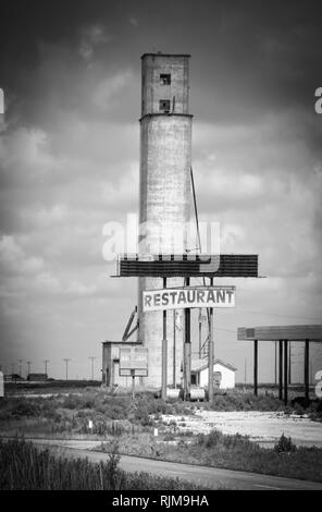 Eine alte verlassene Silo, Restaurant und Tankstelle neben der Route 66 in Texas, in Schwarz und Weiß Stockfoto