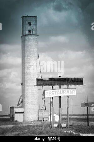 Eine alte verlassene Silo, Restaurant und Tankstelle neben der Route 66 in Texas, in Schwarz und Weiß Stockfoto