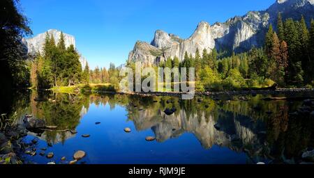Panoramablick auf das Yosemite Valley Blick über den Fluss mit schönen Reflexion, Kalifornien, USA Stockfoto