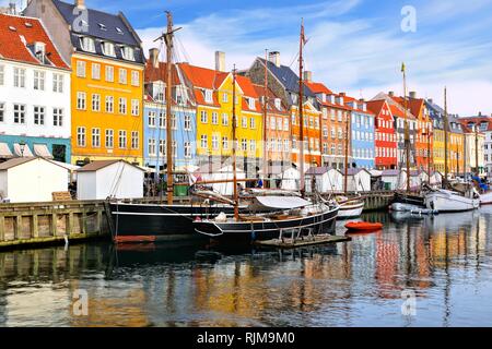Bunte Waterfront von Gebäuden und Schiffen entlang der historischen Nyhavn-kanal, Kopenhagen, Dänemark Stockfoto