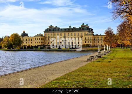 Blick auf Schloss Drottningholm, Schwedens königliche Residenz mit See im Herbst Stockfoto