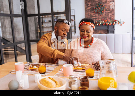 Schön afro-amerikanische Paar gemeinsamen Fruehstueck Stockfoto