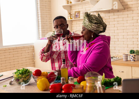 Schön angenehm Afrikanischen Paar ihren Wein genießen. Stockfoto