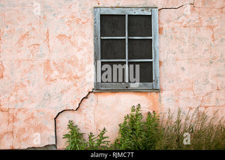 WY 03311-00 ... WYOMING - Details der Fenster und Risse in der Wand auf einem der alten Pioneer Häuser entlang der Mormonen Zeile im Grand Teton National Park. Stockfoto