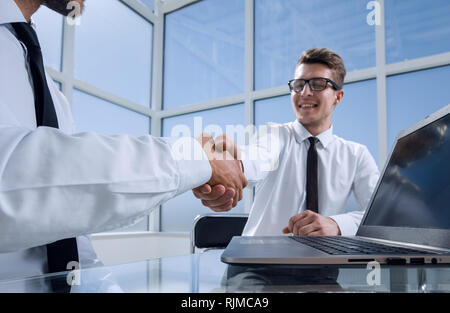 Zufriedene Unternehmer die Hände schütteln nach Verhandlungen auf der Tagung in Office Stockfoto