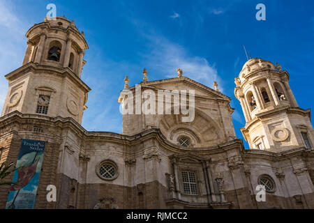 Cadiz, Spanien-Dez 2018: die Fassade der Kathedrale von Cadiz. Es wurde zwischen 1722 und 1838 gebaut. Stockfoto