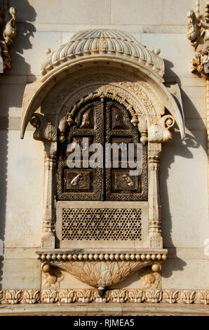 Geschnitzte Fenster an der Außenwand des Tempels, Karni Mata oder der Tempel von Ratten, Bikaner, Rajasthan, Indien Stockfoto