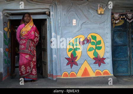 Das Bild der Dame mit gemalten Haus in Purulia, West Bengal, Indien Stockfoto