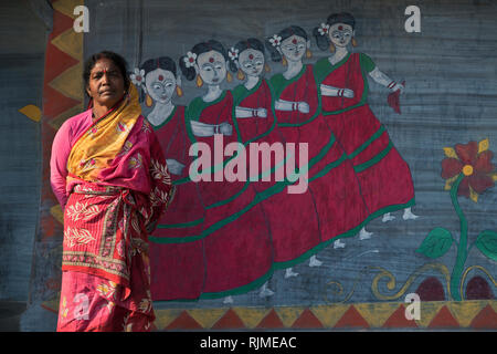 Das Bild der Dame mit traditionellen bemalten Haus in Purulia, West Bengal, Indien Stockfoto