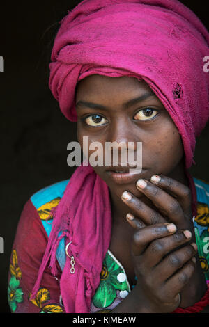 Das Bild der Portrait von sabar Stamm Mädchen im Purulia, West Bengal, Indien Stockfoto