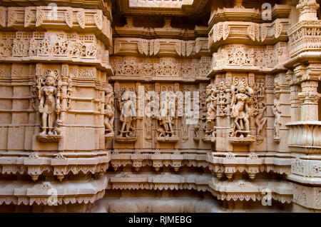 Schön geschnitzte Götzen, Jain Tempel, der im Fort Complex, Jaisalmer, Rajasthan, Indien Stockfoto